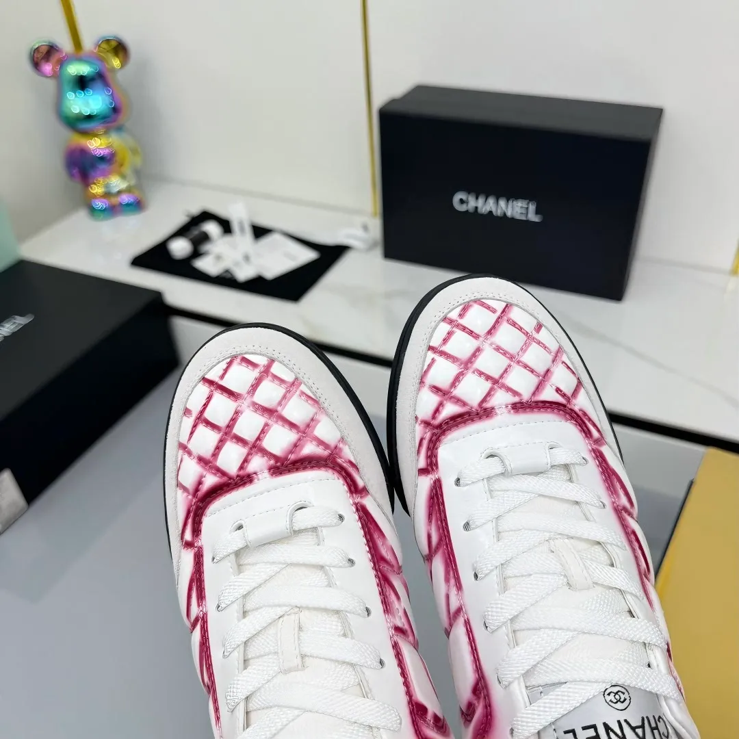 👟👟Ex-factory price 620👟👟 Top version Chanel Chanel - 2025 counter top casual sports shoes This sneaker is a classic design; the upper is electro-embroidered with a variety of techniques; the outsole is fashionable and sporty; it is extraordinary and incorporates a variety of color matching elements... The diversified mix and match is very beautiful and versatile, and can be used for leisure, fashion, sports and outdoor... ꫛꫀꪝ Go➫ Material: ❶Upper is made of: original cowhide ❷Inner lining is made of: original imported sheepskin ❸Outsole is based on: original TPU combination outsole Special counter boutique packaging complete set for women 35–41